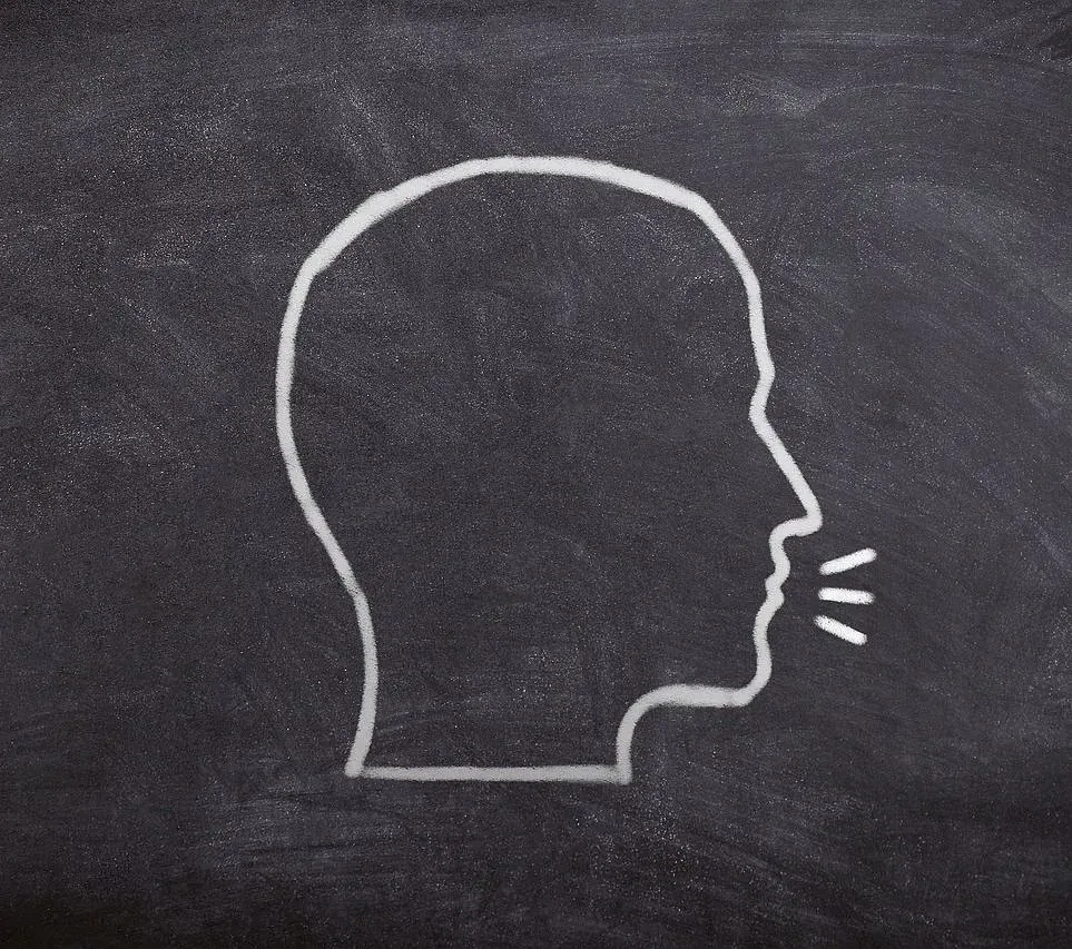 Un dibujo con tiza de la cabeza de un hombre con la boca abierta.